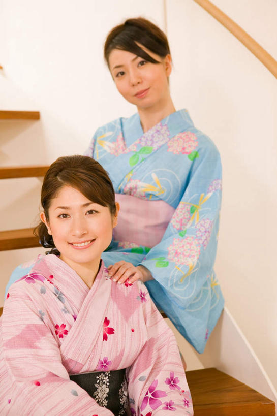 东方人,两个人,伙伴,朋友,栏杆,坐,笑,微笑,露齿笑,竖图,室内,白天,正面,民族服装,友谊,太阳,楼梯,亚洲,阴影,和服,服装,日本文化,光线,扶手,影子,阶梯,注视,黄种人,腰带,护栏,台阶,衣服,阳光,夏天,观察,看,赤脚,服饰,观看,察看,衣着,穿着,关注,吴服,唐草,唐花,唐锦,衣饰,友情,年轻女性,女人,女性,亚洲人,坐着,半身,彩图,传统服装,民俗服,传统文化