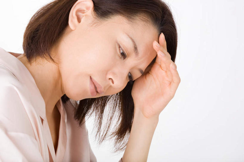 东方人,一个人,横图,室内,特写,白天,白色背景,侧面,亚洲,仅一个年轻女性,仅一个女性,仅一个人,服装,注视,休闲装,黄种人,衣服,观察,看,休闲,难受,生病,皱眉,休闲服,压力,保健,摄影,服饰,影棚,观看,察看,感冒,医疗,卫生,关注,煎熬,痛苦,发烧,发热,年轻女性,女人,女性,亚洲人,半身,彩图,影棚拍摄,拍摄