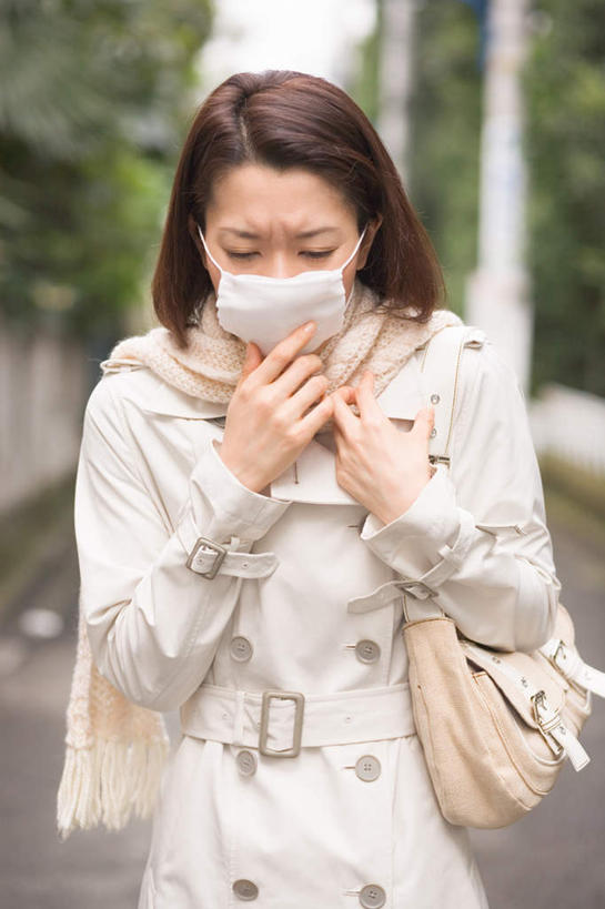 东方人,一个人,病人,站,竖图,室外,白天,正面,亚洲,仅一个年轻女性,仅一个女性,仅一个人,服装,分离,包,皮包,过滤,风衣,分开,注视,休闲装,黄种人,腰带,衣服,口罩,围巾,观察,看,站着,休闲,难受,生病,休闲服,隔断,压力,遮掩,保健,服饰,观看,隔离,单肩包,察看,医疗,卫生,掩盖,遮挡,关注,煎熬,净化,痛苦,间隔,预防,遮盖,防尘,咳嗽,掩饰,断绝,隔开,屏蔽,屏绝,远离,中断,阻遏,阻隔,传染病,年轻女性,女人,女性,亚洲人,患者,就医者,站立,半身,彩图