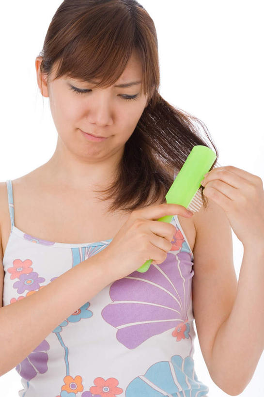 东方人,一个人,竖图,室内,白天,白色背景,正面,裙子,亚洲,仅一个年轻女性,仅一个女性,仅一个人,连衣裙,梳子,梳头,注视,黄种人,观察,看,压力,摄影,影棚,观看,半身裙,吊带裙,失望,察看,关注,悲哀,年轻女性,女人,女性,亚洲人,触摸,半身,彩图,影棚拍摄,拍摄