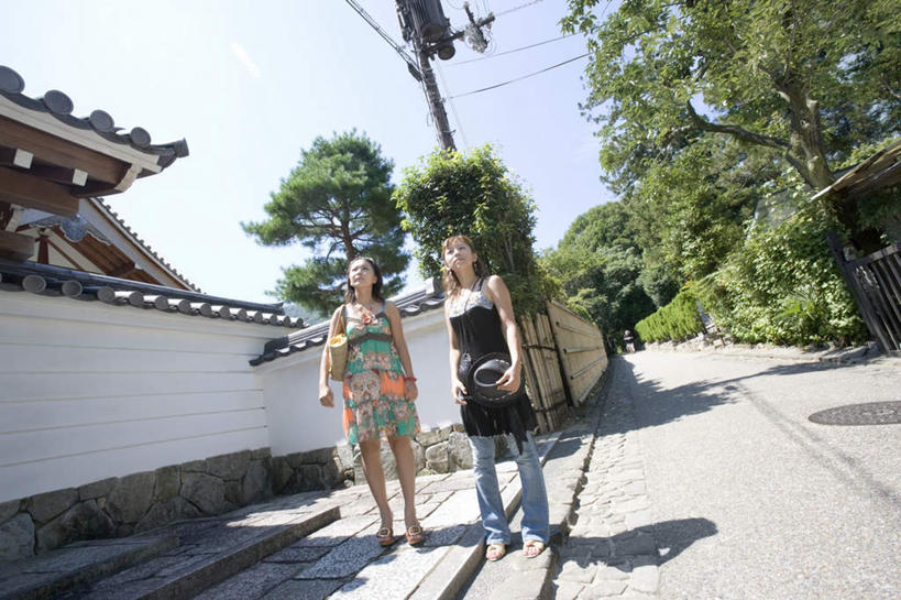 东方人,伙伴,朋友,家,站,说,横图,室外,白天,仰视,裙子,旅游,度假,友谊,美景,森林,树林,植物,道路,街道,京都,日本,亚洲,阴影,连衣裙,服装,光线,电线杆,影子,房屋,墙,屋子,景观,注视,牛仔裤,休闲装,黄种人,娱乐,楼房,墙壁,墙面,住宅,树,树木,衣服,绿色,阳光,自然,夏天,看,站着,享受,休闲,休闲服,景色,放松,服饰,京都府,半身裙,吊带裙,关注,自然风光,东亚,本州,本州岛,日本国,近畿地方,近畿,嵯峨野,岚山,交流,友情,亚洲人,休闲活动,沟通,讲话,交谈,说话,谈话,站立,彩图,低角度拍摄,全身,房子