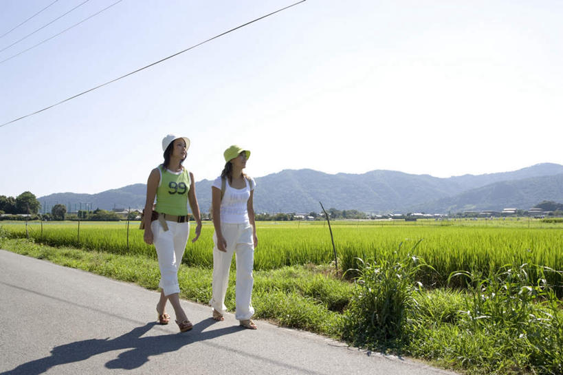 东方人,两个人,伙伴,朋友,农田,走,横图,室外,白天,正面,旅游,度假,友谊,庄稼,美景,森林,山,树林,太阳,植物,帽子,京都,日本,亚洲,阴影,服装,光线,影子,景观,山峰,水面,山峦,休闲装,黄种人,娱乐,树,树木,衣服,蓝色,绿色,蓝天,天空,阳光,自然,遮阳帽,天,夏天,享受,休闲,休闲服,景色,放松,服饰,京都府,生长,晴朗,成长,自然风光,东亚,本州,万里无云,本州岛,日本国,近畿地方,近畿,嵯峨野,岚山,友情,年轻女性,女人,女性,亚洲人,晴空,晴空万里,步行,散步,走路,彩图,全身,耕地,庄稼田