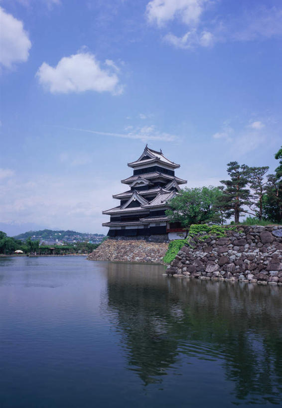 无人,竖图,室外,白天,正面,旅游,度假,河流,名胜古迹,水,植物,地标,长野县,日本,亚洲,阴影,日本文化,遗迹,反射,影子,堡垒,城堡,河水,水流,古迹,文物,娱乐,古建筑,树,树木,蓝色,绿色,倒影,蓝天,天空,自然,天,享受,休闲,旅游胜地,放松,宗教,生长,成长,要塞,古文明,东亚,本州,护城河,本州岛,日本国,中部地方,长野,松本市,设防,松本城,彩图,标志性建筑,传统文化