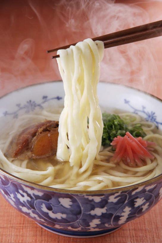 面食,面条,无人,竖图,俯视,室内,特写,白天,烹饪,雾,餐桌,筷子,桌子,蔬菜,洋葱,餐具,日本,亚洲,沸腾,日本文化,蒸汽,面,肉,日本料理,料理,食品,水蒸气,文化,传统,猪肉,菜肴,美食,肉类,食物,日式料理,日式,佳肴,餐台,礼节,礼仪,肉食,东亚,白肉,豚肉,日本国,蒸发,进餐用具,烹调用具,圆葱,洋葱头,球葱,彩图,高角度拍摄