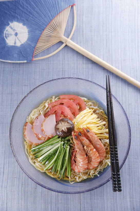 海鲜,面食,面条,无人,竖图,俯视,室内,特写,白天,烹饪,雾,餐桌,筷子,桌子,蔬菜,洋葱,餐具,日本,亚洲,沸腾,日本文化,蒸汽,碟子,盘,扇子,面,明虾,肉,日本料理,料理,食品,水蒸气,文化,传统,水产,猪肉,菜肴,美食,肉类,食物,盘子,碟,日式料理,日式,佳肴,餐台,礼节,海产品,礼仪,肉食,东亚,白肉,豚肉,日本国,蒸发,进餐用具,烹调用具,圆葱,洋葱头,球葱,彩图,高角度拍摄