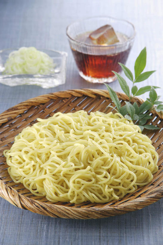 面食,面条,无人,竖图,俯视,室内,特写,白天,烹饪,雾,餐桌,桌子,餐具,叶子,日本,亚洲,沸腾,日本文化,蒸汽,陶瓷,面,日本料理,料理,食品,筐子,陶瓷制品,水蒸气,玻璃碗,菜肴,美食,食物,容器,碗,日式料理,日式,佳肴,餐台,储藏,储存,东亚,日本国,蒸发,日式拉面,开胃酱,叶,叶片,进餐用具,烹调用具,彩图,高角度拍摄,贮存