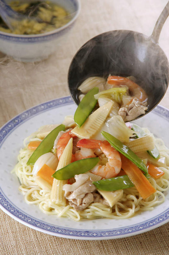 海鲜,面食,面条,无人,竖图,俯视,室内,特写,白天,烹饪,雾,餐桌,桌子,萝卜,胡萝卜,蔬菜,椰菜,卷心菜,餐具,日本,亚洲,沸腾,日本文化,蒸汽,碟子,盘,勺子,炒面,面,明虾,肉,日本料理,料理,食品,水蒸气,水产,猪肉,菜肴,美食,肉类,食物,盘子,碟,日式料理,日式,佳肴,餐台,海产品,肉食,东亚,白肉,豚肉,日本国,蒸发,进餐用具,烹调用具,结球甘蓝,红萝卜,甘荀,甘兰,包心菜,彩图,高角度拍摄