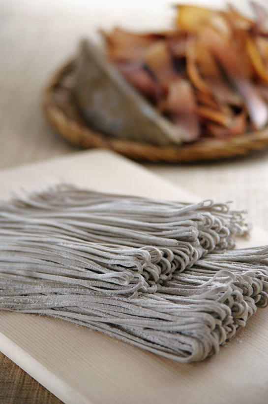 面食,面条,无人,竖图,俯视,室内,特写,白天,烹饪,餐桌,桌子,餐具,日本,亚洲,日本文化,木板,面,日本料理,料理,食品,案板,荞麦,菜肴,美食,食物,日式料理,日式,荞麦面,佳肴,餐台,东亚,日本国,进餐用具,烹调用具,彩图,高角度拍摄