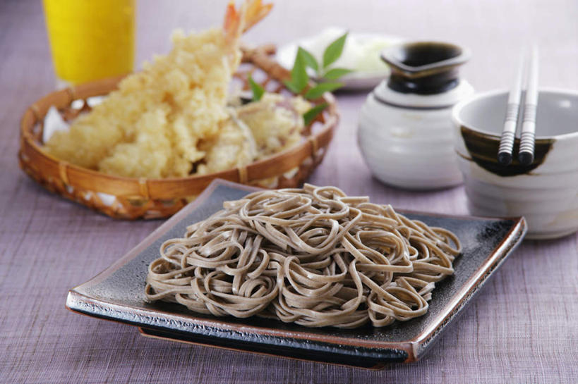 海鲜,面食,面条,啤酒,无人,横图,俯视,室内,特写,白天,烹饪,餐桌,筷子,桌子,餐具,日本,亚洲,日本文化,碟子,盘,面,明虾,炸虾,日本料理,料理,食品,文化,传统,水产,菜肴,美食,玻璃制品,食物,盘子,酒杯,碟,日式料理,日式,荞麦面,佳肴,餐台,礼节,海产品,礼仪,东亚,日本国,开胃酱,玻璃杯,进餐用具,烹调用具,彩图,高角度拍摄