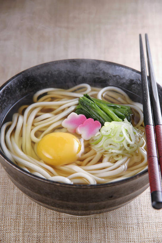 面食,面条,无人,竖图,俯视,室内,特写,白天,烹饪,雾,餐桌,筷子,桌子,蔬菜,洋葱,餐具,日本,亚洲,沸腾,日本文化,蒸汽,陶瓷,蛋,鸡蛋,面,日本料理,料理,食品,陶瓷制品,水蒸气,文化,传统,菜肴,美食,食物,容器,碗,日式料理,日式,乌冬面,佳肴,餐台,储藏,礼节,储存,礼仪,东亚,日本国,蒸发,乌龙面,进餐用具,烹调用具,圆葱,洋葱头,球葱,彩图,高角度拍摄,贮存