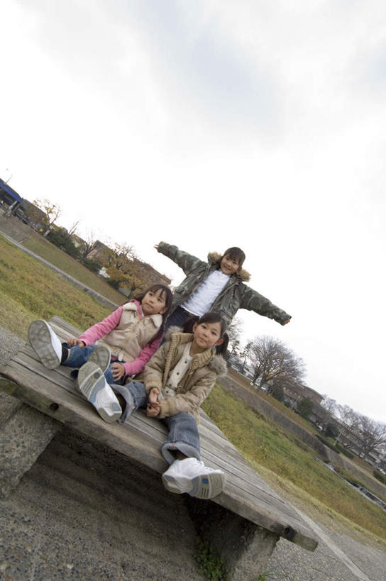 东方人,儿童,三个人,伙伴,朋友,公园,站,坐,笑,微笑,露齿笑,竖图,室外,白天,正面,游戏,友谊,纯洁,草地,草坪,植物,亚洲,服装,地平线,辽阔,地面,玩,注视,牛仔裤,休闲装,黄种人,娱乐,草,小孩,衣服,绿色,天空,天,观察,看,双手张开,站着,休闲,同学,休闲服,可爱,童年,童趣,服饰,观看,一望无际,察看,校友,关注,延伸,户外运动,童真,烂漫,无邪,天地相交,同窗,学友,天真,友情,男孩,男人,男性,女孩,女人,女性,亚洲人,玩耍,嬉戏,站立,坐着,彩图,全身,男生,女生