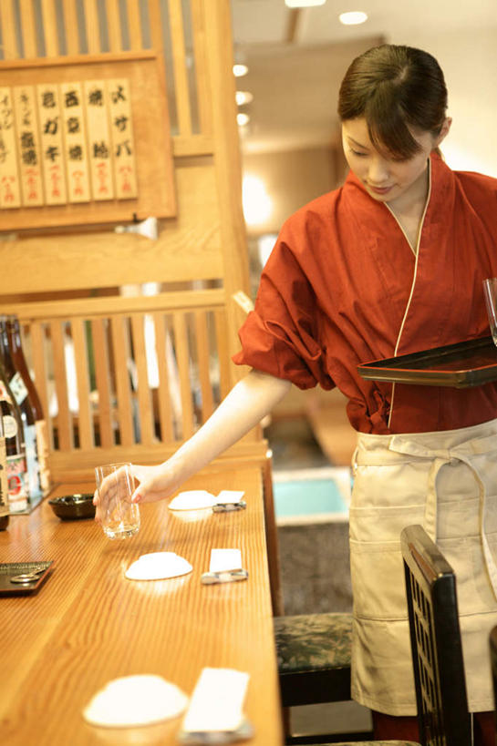 东方人,一个人,服务员,站,竖图,室内,白天,正面,工作服,制服,烹饪,餐桌,门,桌子,餐具,亚洲,仅一个年轻女性,仅一个女性,仅一个人,握,日本文化,陶瓷,日本料理,料理,食品,陶瓷制品,拿,红酒瓶,拿着,黄种人,菜肴,美食,餐饮,玻璃制品,酒瓶,食物,红色,玻璃瓶,瓶子,容器,门框,碗,日式料理,低头,站着,日式,握着,佳肴,餐台,储藏,储存,工作制服,寿司店,年轻女性,女人,女性,亚洲人,服务生,侍者,进餐用具,站立,半身,彩图,工作套服,餐馆,贮存,传统文化