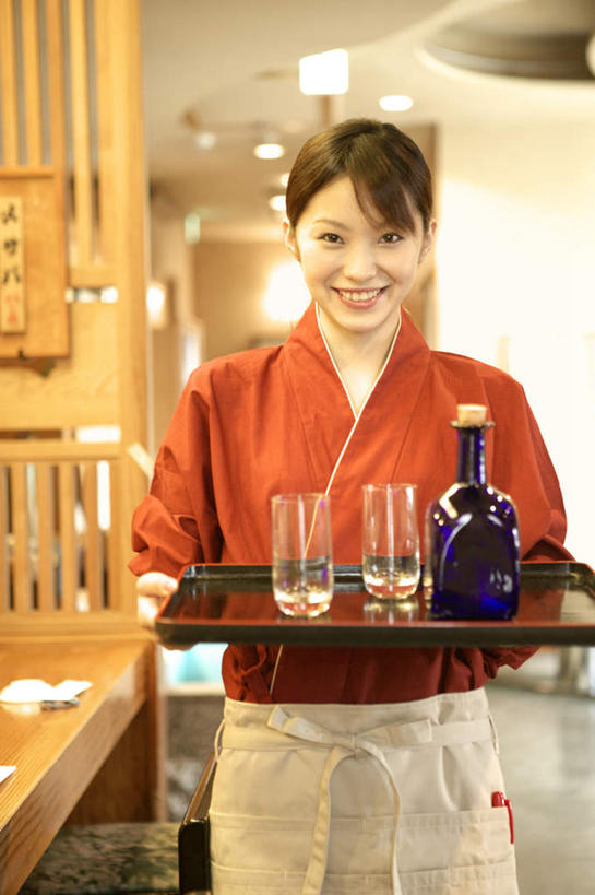 东方人,一个人,服务员,站,捧,竖图,室内,白天,正面,工作服,制服,烹饪,餐桌,门,桌子,杯子,餐具,亚洲,仅一个年轻女性,仅一个女性,仅一个人,日本文化,围裙,陶瓷,灯光,日本料理,料理,食品,陶瓷制品,红酒瓶,黄种人,菜肴,美食,吊灯,餐饮,玻璃制品,灯,酒瓶,食物,红色,玻璃瓶,酒杯,瓶子,容器,灯具,门框,碗,日式料理,站着,日式,佳肴,餐台,储藏,照明设备,储存,工作制服,寿司店,年轻女性,女人,女性,亚洲人,服务生,侍者,玻璃杯,进餐用具,端,端着,捧着,手捧,站立,半身,彩图,工作套服,餐馆,贮存,传统文化