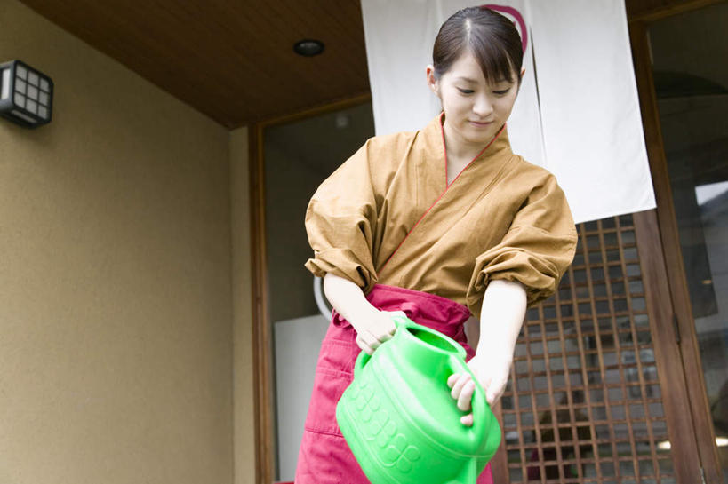 东方人,一个人,服务员,横图,室外,白天,仰视,工作服,制服,烹饪,窗户,落地窗,门,亚洲,仅一个年轻女性,仅一个女性,仅一个人,握,日本文化,墙,日本料理,料理,食品,拿,拿着,黄种人,浇水,菜肴,美食,餐饮,玻璃窗,墙壁,墙面,食物,门框,日式料理,日式,浇,握着,佳肴,工作制服,年轻女性,女人,女性,亚洲人,服务生,侍者,半身,彩图,低角度拍摄,工作套服,餐馆,传统文化