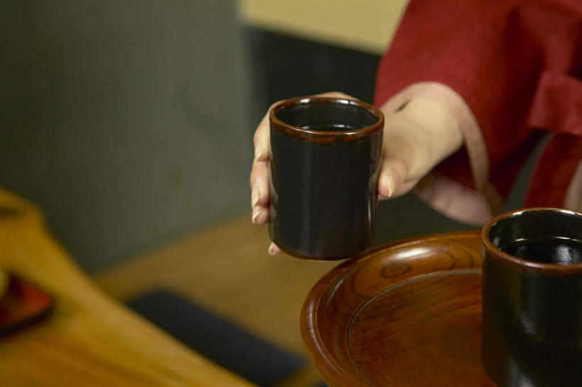 东方人,一个人,服务员,餐厅,捧,横图,俯视,室内,特写,白天,工作服,制服,烹饪,杯子,亚洲,仅一个年轻女性,仅一个女性,仅一个人,朦胧,模糊,日本料理,料理,食品,黄种人,茶水,菜肴,美食,餐饮,食物,水杯,日式料理,日式,佳肴,工作制服,年轻女性,女人,女性,亚洲人,服务生,侍者,茶杯,端,端着,捧着,手捧,半身,彩图,高角度拍摄,工作套服,餐馆,饭店,饭馆