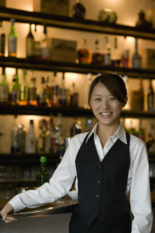 东方人,一个人,服务员,餐厅,站,笑,微笑,露齿笑,竖图,室内,白天,正面,工作服,衬衫,制服,烹饪,柜子,亚洲,仅一个年轻女性,仅一个女性,仅一个人,握,壁灯,围裙,灯光,食品,拿,餐盘,红酒瓶,拿着,黄种人,菜肴,美食,餐饮,玻璃制品,灯,酒柜,酒瓶,食物,玻璃瓶,瓶子,橱柜,灯具,站着,握着,佳肴,照明设备,工作制服,年轻女性,女人,女性,亚洲人,服务生,侍者,站立,半身,彩图,衬衣,工作套服,餐馆,饭店,饭馆,咖啡馆