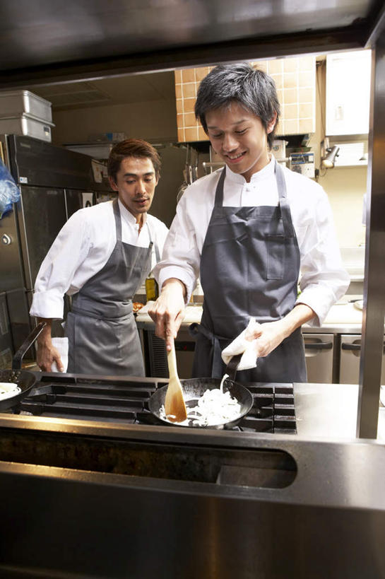 东方人,两个人,伙伴,朋友,服务员,餐厅,酒吧,站,笑,微笑,露齿笑,竖图,室内,白天,正面,工作服,制服,烹饪,友谊,合作,团队,厨房,蔬菜,洋葱,亚洲,握,铲子,炉子,围裙,炒菜,食品,炉灶,拿,拿着,注视,黄种人,菜肴,美食,餐饮,桌布,食物,观察,看,站着,战略,握着,佳肴,煎锅,观看,察看,关注,联合,合谋,工作制服,配合,协作,男人,男性,年轻男性,亚洲人,服务生,侍者,圆葱,洋葱头,球葱,站立,半身,彩图,工作套服,灶间,餐馆,饭店,饭馆,酒吧间,酒馆,咖啡馆