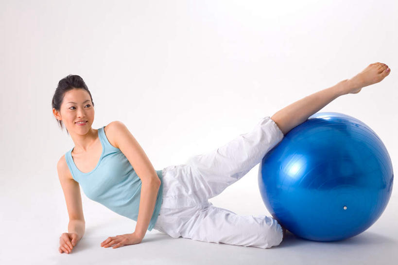 东方人,一个人,坐,笑,微笑,露齿笑,横图,室内,白天,白色背景,正面,锻炼,瑜伽,运动,亚洲,仅一个年轻女性,仅一个女性,仅一个人,服装,背心,墙,注视,休闲装,黄种人,墙壁,墙面,衣服,蓝色,观察,看,趴着,休闲,休闲服,健身球,伸腿,养生,摄影,服饰,影棚,观看,瑜伽球,察看,关注,体育,女人,女性,亚洲人,趴,坐着,彩图,全身,影棚拍摄,健身,拍摄