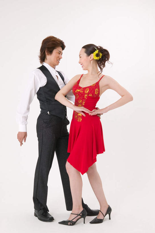 东方人,两个人,夫妻,站,握手,笑,微笑,露齿笑,竖图,室内,白天,白色背景,正面,民族服装,衬衫,裙子,爱情,跳舞,热情,帽子,亚洲,握,服装,装饰,盛开,浪漫,花蕾,注视,礼帽,黄种人,相视,花,花瓣,花朵,鲜花,一朵,衣服,黄色,红色,花苞,花蕊,观察,看,站着,面对面,恩爱,激情,握着,短裙,恋人,摄影,服饰,影棚,观看,马甲,对视,华丽,修饰,点缀,察看,衣着,穿着,关注,相对,舞姿,相看,衬托,美观,雅致,雅观,衣饰,豪情,狂热,萨尔萨,萨尔萨舞,男人,男性,年轻男性,年轻女性,女人,女性,亚洲人,情侣,站立,彩图,全身,影棚拍摄,衬衣,传统服装,礼服,民俗服,拍摄,舞蹈,伴侣