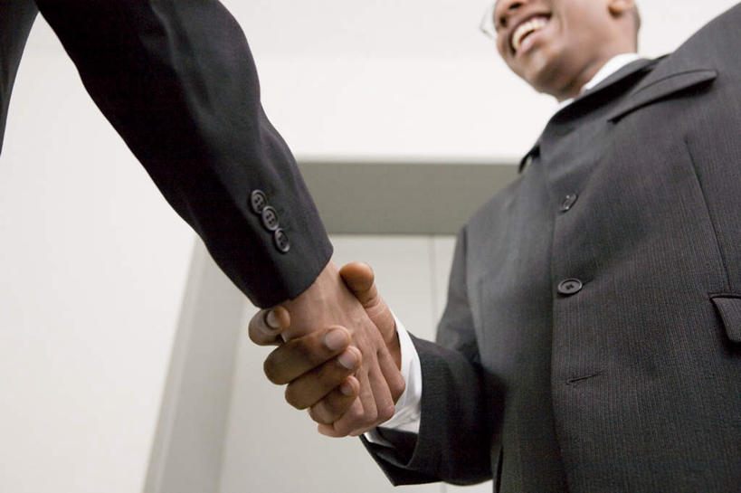 东方人,西方人,手,两个人,同事,商务人士,商务男性,站,握手,笑,微笑,露齿笑,横图,室内,白天,仰视,衬衫,成功,合作,团队,集体,信心,门,欧洲,非洲,黑人,欧洲人,亚洲,套装,墙,黄种人,队伍,相视,墙壁,墙面,门框,站着,面对面,手部,对视,领导,成就,相对,商务装,合伙,领袖,工薪阶层,相看,男人,男性,年轻男性,非洲人,亚洲人,白领,上班族,搀手,拉手,手拉手,手握手,站立,半身,彩图,低角度拍摄,衬衣