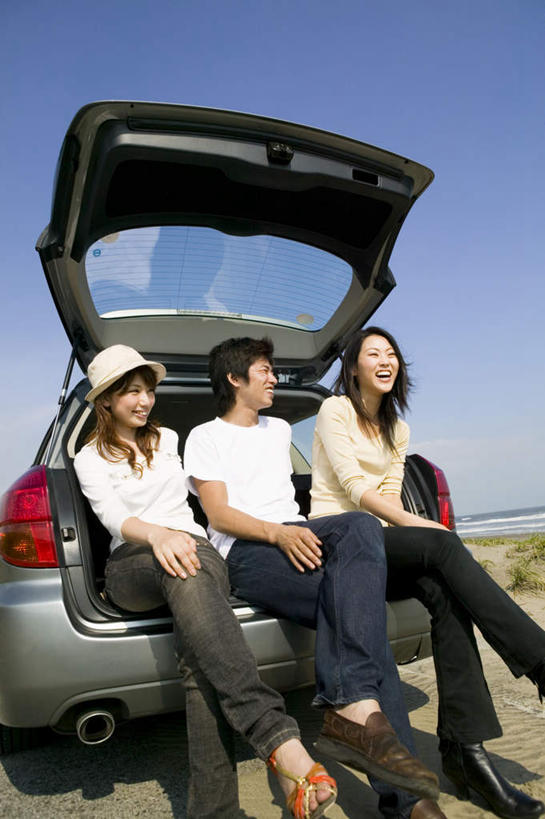 东方人,三个人,伙伴,朋友,坐,笑,微笑,露齿笑,竖图,室外,白天,仰视,旅游,度假,友谊,太阳,汽车,帽子,亚洲,阴影,服装,光线,影子,牛仔裤,休闲装,黄种人,娱乐,车,衣服,蓝色,蓝天,天空,阳光,后备箱,遮阳帽,交通工具,轿车,天,享受,休闲,休闲服,放松,服饰,晴朗,户外运动,万里无云,友情,男人,男性,年轻男性,年轻女性,女人,女性,亚洲人,晴空,晴空万里,坐着,半身,彩图,低角度拍摄