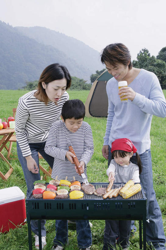 啤酒,东方人,儿童,四个人,家庭,夫妻,母亲,父亲,女儿,儿子,站,笑,说,吃,微笑,露齿笑,竖图,室外,白天,正面,爱情,旅游,度假,烧烤,纯洁,玉米,山,山脉,餐桌,桌子,杯子,水果,椅子,亚洲,握,服装,铲子,篮子,帐篷,木椅,山峰,烤架,山峦,烤肉,浪漫,拿,拿着,休闲装,黄种人,娱乐,玻璃制品,小孩,衣服,蓝色,蓝天,天空,酒杯,啤酒杯,群山,天,低头,站着,享受,休闲,温暖,温馨,父女,父子,母女,母子,一家人,休闲服,铁架,恩爱,放松,父爱,可爱,母爱,童年,童趣,握着,恋人,服饰,餐台,烤肠,和睦,户外运动,童真,烂漫,无邪,食物篮,交流,天真,男孩,男人,男性,年轻男性,年轻女性,女孩,女人,女性,亚洲人,孩子,年轻人,夫妇,情侣,玻璃杯,沟通,讲话,交谈,嚼,食,说话,谈话,站立,彩图,全身,伴侣,融洽,野餐篮,男生,女生