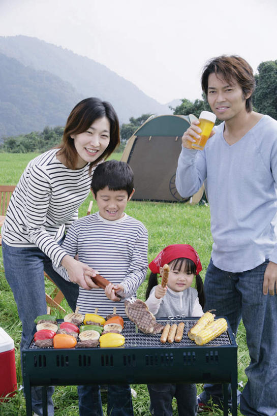 啤酒,东方人,儿童,四个人,家庭,夫妻,母亲,父亲,女儿,儿子,站,笑,说,吃,微笑,露齿笑,竖图,室外,白天,正面,爱情,旅游,度假,烧烤,纯洁,玉米,山,山脉,餐桌,桌子,杯子,水果,椅子,亚洲,握,服装,铲子,篮子,帐篷,木椅,山峰,烤架,山峦,烤肉,浪漫,拿,拿着,休闲装,黄种人,娱乐,玻璃制品,小孩,衣服,蓝色,蓝天,天空,酒杯,啤酒杯,群山,天,低头,站着,享受,休闲,温暖,温馨,父女,父子,母女,母子,一家人,休闲服,铁架,恩爱,放松,父爱,可爱,母爱,童年,童趣,握着,恋人,服饰,餐台,烤肠,和睦,户外运动,童真,烂漫,无邪,食物篮,交流,天真,男孩,男人,男性,年轻男性,年轻女性,女孩,女人,女性,亚洲人,孩子,年轻人,夫妇,情侣,玻璃杯,沟通,讲话,交谈,嚼,食,说话,谈话,站立,半身,彩图,伴侣,融洽,野餐篮,男生,女生