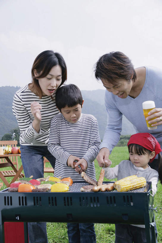 啤酒,东方人,儿童,四个人,家庭,夫妻,母亲,父亲,女儿,儿子,站,笑,说,吃,微笑,露齿笑,竖图,室外,白天,正面,爱情,旅游,度假,烧烤,纯洁,玉米,山,山脉,餐桌,桌子,杯子,水果,椅子,亚洲,握,服装,铲子,篮子,木椅,山峰,烤架,山峦,烤肉,浪漫,拿,拿着,休闲装,黄种人,娱乐,玻璃制品,小孩,衣服,蓝色,蓝天,天空,酒杯,啤酒杯,群山,天,低头,站着,享受,休闲,温暖,温馨,父女,父子,母女,母子,一家人,休闲服,铁架,恩爱,放松,父爱,可爱,母爱,童年,童趣,握着,恋人,服饰,餐台,烤肠,和睦,户外运动,童真,烂漫,无邪,食物篮,交流,天真,男孩,男人,男性,年轻男性,年轻女性,女孩,女人,女性,亚洲人,孩子,年轻人,夫妇,情侣,玻璃杯,沟通,讲话,交谈,嚼,食,说话,谈话,站立,半身,彩图,伴侣,融洽,野餐篮,男生,女生