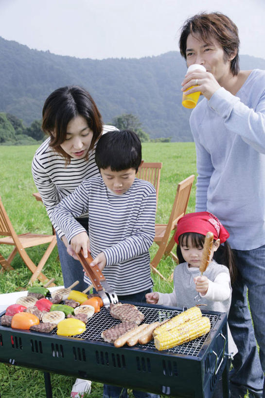 啤酒,东方人,儿童,四个人,家庭,夫妻,母亲,父亲,女儿,儿子,站,笑,说,吃,微笑,露齿笑,竖图,室外,白天,正面,爱情,旅游,度假,烧烤,纯洁,玉米,山,山脉,餐桌,桌子,杯子,水果,椅子,亚洲,握,服装,铲子,篮子,帐篷,木椅,山峰,烤架,山峦,烤肉,浪漫,拿,拿着,休闲装,黄种人,娱乐,玻璃制品,小孩,衣服,蓝色,蓝天,天空,酒杯,啤酒杯,群山,天,低头,站着,享受,休闲,温暖,温馨,父女,父子,母女,母子,一家人,休闲服,铁架,恩爱,放松,父爱,可爱,母爱,童年,童趣,握着,恋人,服饰,餐台,烤肠,和睦,户外运动,童真,烂漫,无邪,食物篮,交流,天真,男孩,男人,男性,年轻男性,年轻女性,女孩,女人,女性,亚洲人,孩子,年轻人,夫妇,情侣,玻璃杯,沟通,讲话,交谈,嚼,食,说话,谈话,站立,半身,彩图,伴侣,融洽,野餐篮,男生,女生