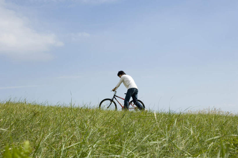 东方人,一个人,推,横图,室外,白天,旅游,度假,草地,草坪,植物,自行车,亚洲,仅一个男性,仅一个人,弯腰,服装,云,云朵,云彩,牛仔裤,休闲装,黄种人,娱乐,车,脚踏车,草,仅一个年轻男性,背面,衣服,蓝色,绿色,白云,蓝天,天空,自然,交通工具,天,享受,休闲,休闲服,放松,服饰,生长,晴朗,成长,推着,户外运动,男人,男性,年轻男性,亚洲人,晴空,彩图,全身