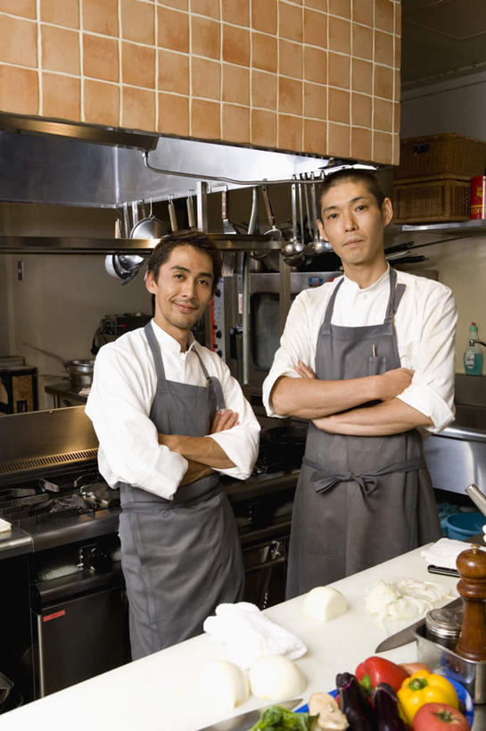 东方人,两个人,伙伴,同事,朋友,厨师,餐厅,站,笑,双手交叉,微笑,露齿笑,竖图,室内,白天,正面,工作服,制服,烹饪,友谊,合作,团队,集体,餐桌,厨房,桌子,蔬菜,餐具,亚洲,围裙,墙,青椒,调料,日本料理,料理,食品,刀具,调味品,调味料,注视,黄种人,菜肴,美食,墙壁,墙面,食物,日式料理,观察,看,站着,日式,战略,佳肴,餐台,观看,察看,双手抱胸,关注,抽油烟机,大椒,菜椒,联合,合谋,工作制服,配合,协作,男人,男性,年轻男性,亚洲人,厨师长,厨子,大厨,主厨,进餐用具,烹调用具,甜椒,柿子椒,灯笼椒,站立,半身,彩图,工作套服,灶间,餐馆,饭店,饭馆