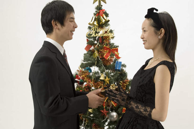 东方人,两个人,夫妻,站,笑,微笑,露齿笑,横图,室内,白天,白色背景,侧面,衬衫,裙子,西装,爱情,植物,礼盒,礼物,圣诞节,亚洲,握,连衣裙,套装,正装,节日,庆祝,铃铛,头饰,纸盒,圣诞树,领带,浪漫,拿,拿着,职业装,黄种人,文化,相视,盒子,树,树木,绿色,黑色,自然,包装盒,礼品盒,交换,站着,庆典,温暖,温馨,面对面,握着,恋人,摄影,礼品,影棚,生长,成长,赠送,纪念,半身裙,对视,吊带裙,和睦,送礼,相对,发卡,相看,男人,男性,年轻男性,年轻女性,女人,女性,亚洲人,情侣,站立,半身,彩图,影棚拍摄,衬衣,拍摄,伴侣,融洽