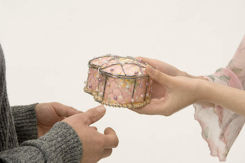 东方人,手,两个人,夫妻,横图,室内,特写,白天,白色背景,正面,爱情,礼盒,礼物,圣诞节,亚洲,握,节日,庆祝,纸盒,浪漫,拿,拿着,黄种人,文化,盒子,包装盒,礼品盒,交换,庆典,温暖,温馨,手部,握着,恋人,摄影,礼品,影棚,赠送,纪念,和睦,送礼,男人,男性,年轻男性,年轻女性,女人,女性,亚洲人,情侣,半身,彩图,影棚拍摄,拍摄,伴侣,融洽