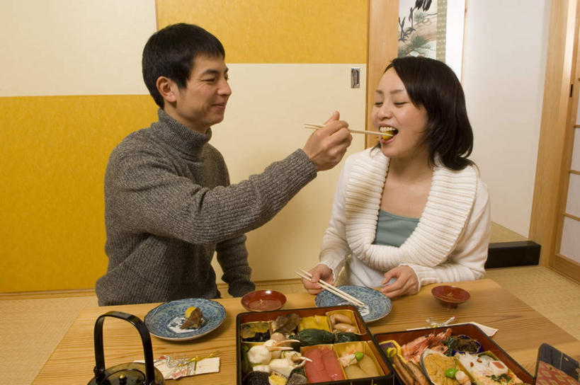 东方人,两个人,家庭,夫妻,坐,跪,笑,吃,微笑,露齿笑,横图,室内,白天,正面,毛衣,裙子,爱情,烹饪,地板,筷子,门,杯子,餐具,亚洲,握,碟子,盘,墙,日本料理,料理,食品,地面,浪漫,拿,拿着,注视,黄种人,长裙,菜肴,美食,木地板,相视,墙壁,墙面,食物,白色,灰色,盘子,水杯,碟,门框,日式料理,观察,看,张嘴,日式,温暖,温馨,一家人,面对面,握着,恋人,佳肴,观看,对视,和睦,察看,关注,相对,张大嘴巴,相看,跪坐,男人,男性,年轻男性,年轻女性,女人,女性,亚洲人,情侣,茶杯,张开嘴,跪着,嚼,食,坐着,半身,彩图,绒衣,套衫,套头毛衣,线衣,伴侣,融洽