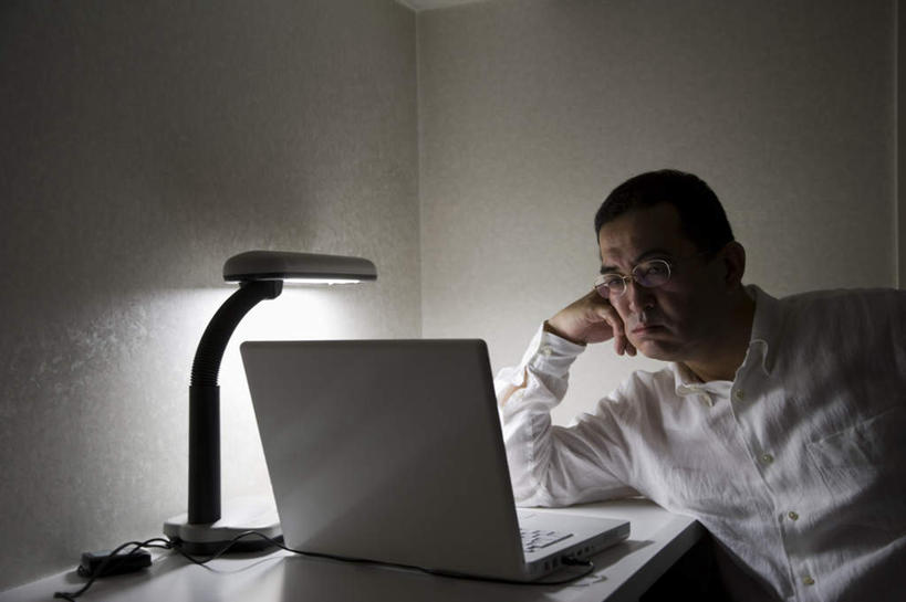 东方人,一个人,坐,横图,室内,夜晚,正面,电脑,笔记本电脑,台灯,桌子,亚洲,仅一个男性,仅一个人,仅一个中年男性,撑,阴影,服装,光线,网络,影子,办公桌,墙,灯光,托头,注视,休闲装,黄种人,通讯设备,墙壁,墙面,灯,衣服,灯具,观察,看,托,休闲,休闲服,服饰,观看,察看,无线,照明设备,关注,通信设备,无线网络,无线上网,便携式电脑,手提电脑,男人,男性,中年男性,亚洲人,坐着,半身,彩图