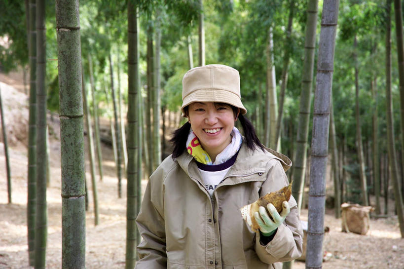 东方人,一个人,站,横图,室外,白天,正面,竹子,蔬菜,帽子,亚洲,仅一个年轻女性,仅一个女性,仅一个人,服装,新鲜,竹笋,食品,黄种人,外套,笋,食物,衣服,灰色,手套,遮阳帽,站着,服饰,有机食品,绿色食品,衣着,穿着,袖套,衣饰,年轻女性,女人,女性,亚洲人,中国人,站立,半身,彩图