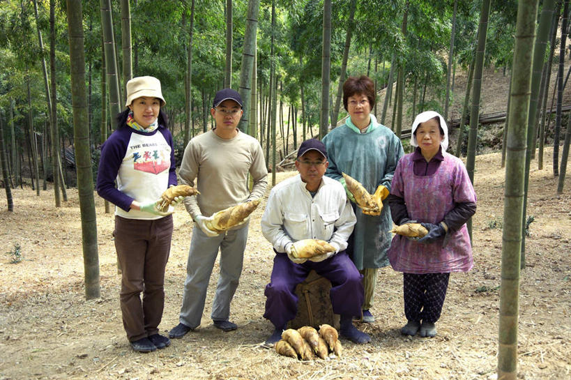 东方人,家庭,农民,站,坐,横图,室外,白天,正面,工作服,制服,纯洁,竹子,蔬菜,帽子,亚洲,五个人,服装,丰收,新鲜,头巾,竹林,竹笋,食品,许多人,黄种人,运动帽,笋,食物,衣服,手套,站着,一群人,温暖,温馨,一家人,鸭舌帽,服饰,有机食品,绿色食品,和睦,高雅,衣着,穿着,袖套,奉献,质朴,正直,工作制服,衣饰,担当,老年男性,老年女性,男人,男性,年轻男性,年轻女性,女人,女性,亚洲人,竹,农夫,乡下人,小农,庄稼人,站立,坐着,彩图,全身,工作套服,奋进,操守,融洽,四君子,岁寒三友,性坚,虚怀,虚心,善群,卓尔