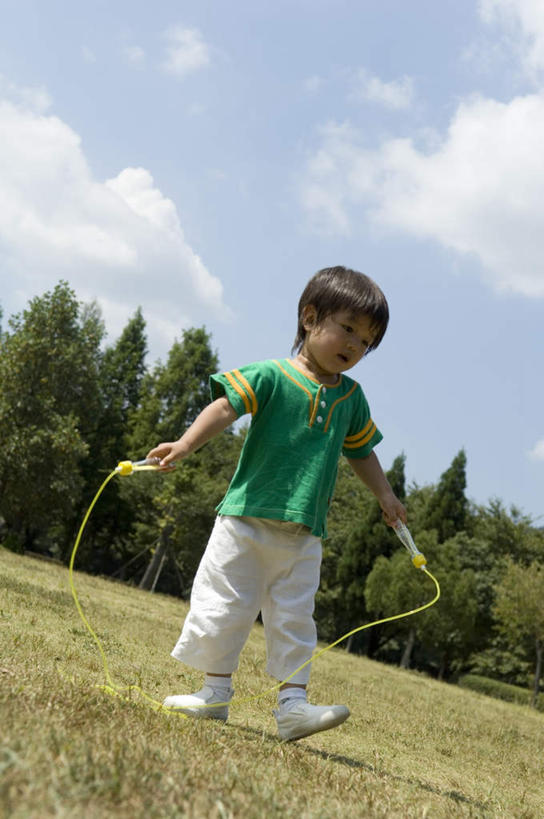东方人,儿童,一个人,站,竖图,室外,白天,仰视,旅游,度假,纯洁,游乐场,亚洲,仅一个男性,仅一个人,漫步,服装,休闲装,黄种人,娱乐,小孩,衣服,夏天,站着,仅一个小孩,享受,休闲,休闲服,放松,可爱,童年,童趣,服饰,户外运动,童真,烂漫,无邪,天真,男孩,男人,男性,亚洲人,孩子,站立,彩图,低角度拍摄,全身,男生