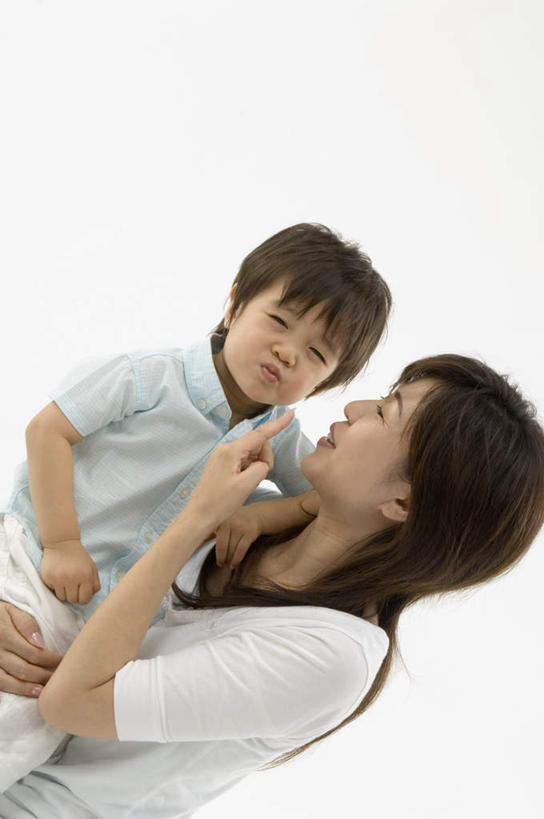 东方人,儿童,两个人,家庭,母亲,儿子,坐,竖图,俯视,室内,白天,白色背景,纯洁,亚洲,服装,注视,休闲装,家人,黄种人,小孩,衣服,观察,看,休闲,温暖,温馨,母子,一家人,休闲服,可爱,母爱,童年,童趣,摄影,服饰,影棚,观看,和睦,察看,关注,童真,烂漫,无邪,天真,男孩,男人,男性,年轻男性,年轻女性,女人,女性,亚洲人,孩子,坐着,半身,彩图,高角度拍摄,影棚拍摄,拍摄,融洽,男生