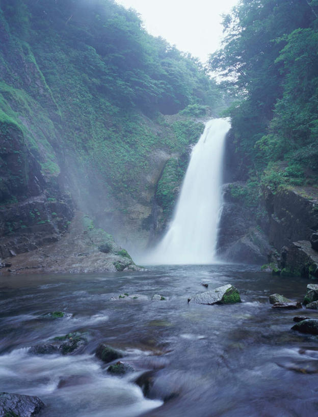 无人,竖图,室外,白天,正面,旅游,度假,石头,美景,瀑布,山,水,叶子,日本,亚洲,飞溅,溅,石子,液体,景观,山峰,水流,绿叶,山峦,娱乐,小溪,自然,溪水,享受,休闲,嫩叶,景色,放松,喷洒,自然风光,东亚,本州,本州岛,日本国,宫城,宫城县,东北地方,叶,叶片,跌水,石块,岩石,玩耍,彩图
