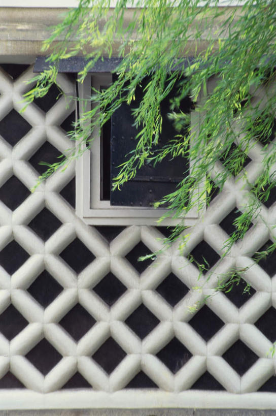 无人,家,寺庙,栏杆,竖图,室外,白天,正面,旅游,度假,名胜古迹,风,窗户,家具,标志建筑,地标,建筑,柳树,京都,日本,亚洲,节日,遗迹,整齐,装饰,格子,图案,栅栏,房屋,墙,屋子,篱笆,围栏,古迹,文化,文物,娱乐,建设,古建筑,护栏,楼房,墙壁,墙面,住宅,庙宇,祈祷,享受,休闲,健康,旅游胜地,放松,许愿,宗教,佛教,信仰,京都府,纪念,祈求,明亮,舒适,宽敞,古文明,柳叶,东亚,本州,本州岛,日本国,近畿地方,近畿,县厅,京都市,释教,东本愿寺,下京区,平安,彩图,房子,庙,寺