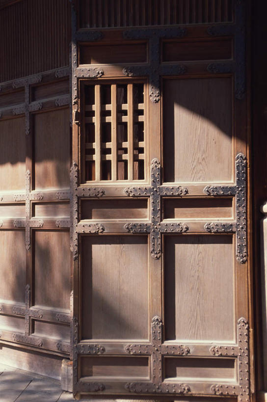 无人,家,木屋,寺庙,竖图,室外,白天,正面,旅游,度假,名胜古迹,门,地标,京都,日本,亚洲,阴影,节日,遗迹,光线,影子,墙,古迹,文化,文物,娱乐,古建筑,墙壁,墙面,住宅,阳光,门框,庙宇,祈祷,享受,休闲,健康,旅游胜地,放松,许愿,宗教,佛教,信仰,京都府,纪念,祈求,古文明,东亚,本州,本州岛,日本国,近畿地方,大德寺,近畿,释教,平安,彩图,庙,棚屋,寺,小木屋,小屋,标志性建筑