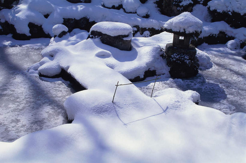 无人,寺庙,横图,俯视,室外,白天,旅游,度假,石头,名胜古迹,雪,大雪,标志建筑,地标,建筑,路灯,节日,遗迹,石子,积雪,雪景,冬季,冬天,下雪,灯光,寒冬,古迹,文化,文物,娱乐,建设,古建筑,灯,庙宇,祈祷,享受,休闲,健康,旅游胜地,放松,寒冷,许愿,宗教,佛教,信仰,纪念,祈求,冰冷,照明设备,古文明,严寒,冰凉,酷寒,凛冽,凛凛,极冷,释教,平安,石块,彩图,高角度拍摄,庙,寺