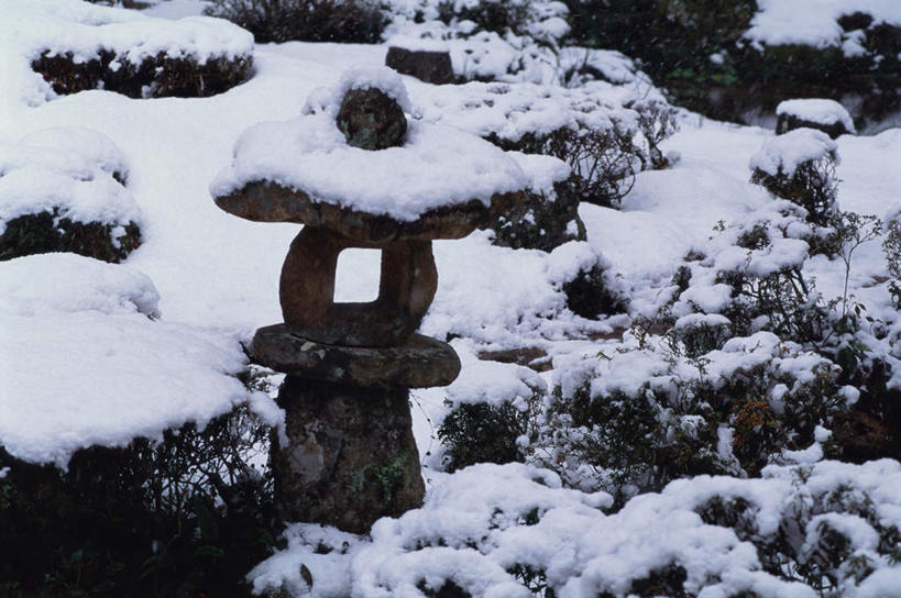 无人,寺庙,横图,俯视,室外,白天,旅游,度假,石头,名胜古迹,雪,大雪,标志建筑,地标,建筑,路灯,京都,日本,亚洲,节日,遗迹,石子,积雪,雪景,冬季,冬天,下雪,灯光,寒冬,古迹,文化,文物,娱乐,建设,古建筑,灯,庙宇,祈祷,享受,休闲,健康,旅游胜地,放松,寒冷,许愿,宗教,佛教,信仰,京都府,纪念,祈求,冰冷,照明设备,古文明,东亚,本州,本州岛,日本国,近畿地方,近畿,严寒,冰凉,酷寒,凛冽,凛凛,极冷,释教,三千院,左京区,平安,石块,彩图,高角度拍摄,庙,寺