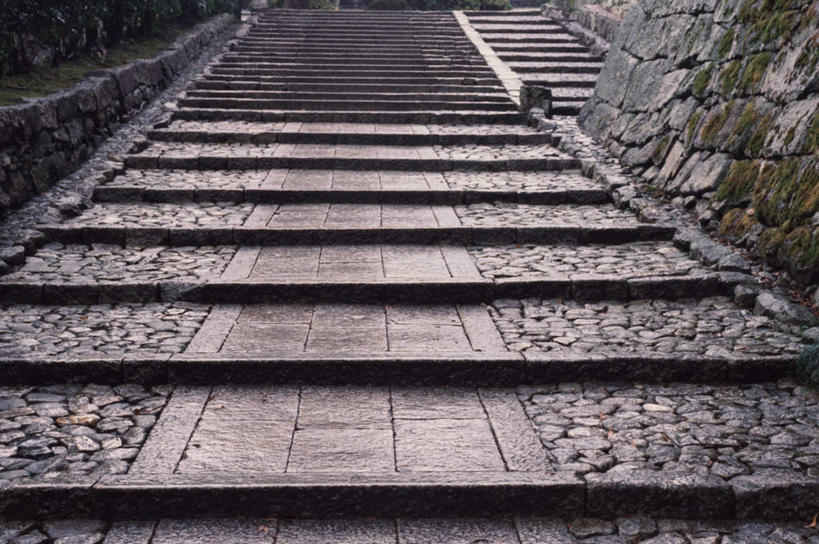 无人,寺庙,横图,俯视,室外,白天,旅游,度假,石头,名胜古迹,楼梯,标志建筑,道路,地标,建筑,路,公路,京都,日本,亚洲,阴影,节日,遗迹,光线,石子,影子,阶梯,墙,围墙,小道,小路,走廊,过道,交通,古迹,文化,文物,娱乐,建设,石子路,古建筑,石墙,墙壁,墙面,石板路,台阶,阳光,庙宇,祈祷,享受,休闲,健康,旅游胜地,放松,许愿,宗教,佛教,信仰,京都府,纪念,祈求,古文明,东亚,本州,本州岛,日本国,近畿地方,近畿,释教,知恩院,平安,石块,马路,彩图,高角度拍摄,庙,寺