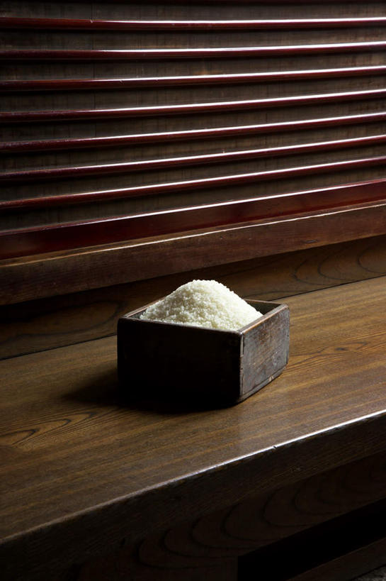 无人,竖图,俯视,室内,特写,白天,农作物,餐桌,窗帘,桌子,许多,装饰,方形,木盒,木桌,白米,米,大米,盒子,一个,帘子,遮阳,收获,单个,餐台,华丽,修饰,点缀,获得,衬托,美观,雅致,雅观,彩图,高角度拍摄