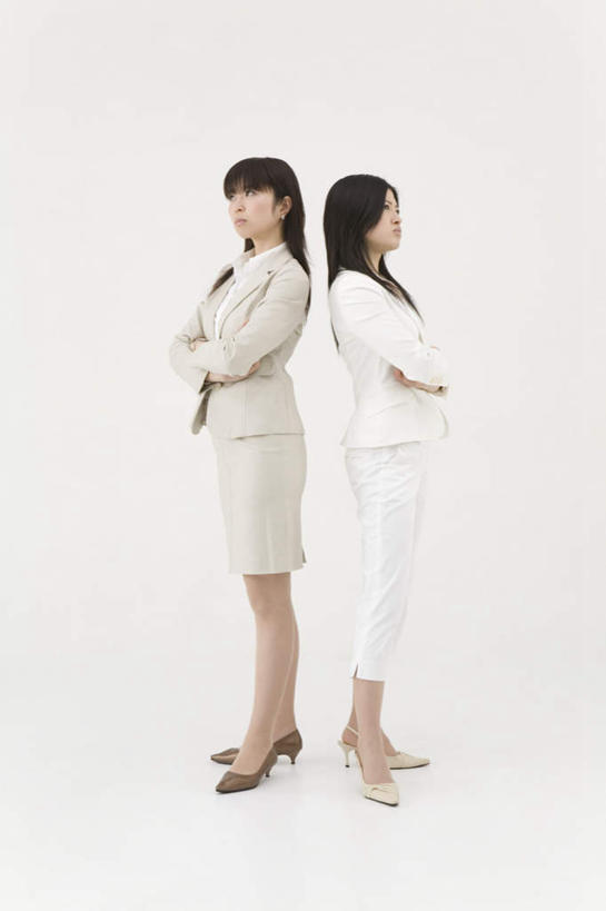 东方人,两个人,同事,商务人士,商务女性,站,双手交叉,竖图,室内,白天,白色背景,侧面,衬衫,成功,合作,团队,集体,信心,竞争,亚洲,对抗,套装,沮丧,冲突,注视,黄种人,队伍,观察,看,站着,背对背,摄影,影棚,观看,失望,距离,察看,领导,双手抱胸,伤心,成就,对立,关注,矛盾,反向,商务装,合伙,领袖,工薪阶层,背道而驰,相反,相左,隔阂,敌对,挫败,斗争,抗拒,抗衡,年轻女性,女人,女性,亚洲人,白领,上班族,站立,彩图,全身,影棚拍摄,衬衣,拍摄
