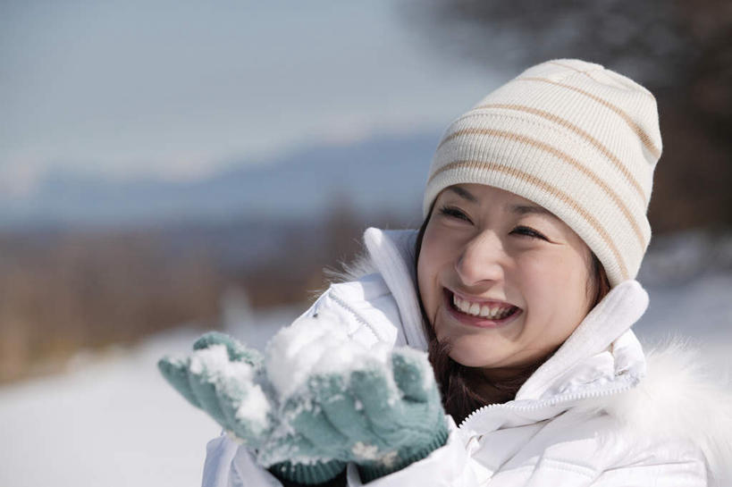 东方人,一个人,站,笑,微笑,露齿笑,横图,室外,白天,正面,森林,树林,雪,植物,大雪,帽子,亚洲,仅一个年轻女性,仅一个女性,仅一个人,服装,朦胧,模糊,积雪,雪景,冬季,冬天,注视,休闲装,黄种人,树,树木,衣服,蓝色,绿色,蓝天,天空,自然,手套,天,观察,看,站着,休闲,休闲服,寒冷,服饰,生长,成长,观看,察看,冰冷,关注,滑雪帽,严寒,冰凉,酷寒,凛冽,凛凛,极冷,年轻女性,女人,女性,亚洲人,站立,半身,彩图