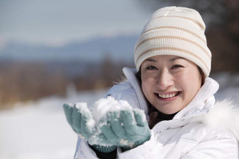 东方人,一个人,站,笑,微笑,露齿笑,横图,室外,白天,正面,森林,树林,雪,植物,大雪,帽子,亚洲,仅一个年轻女性,仅一个女性,仅一个人,服装,朦胧,模糊,积雪,雪景,冬季,冬天,注视,休闲装,黄种人,树,树木,衣服,蓝色,绿色,蓝天,天空,自然,手套,天,观察,看,站着,休闲,休闲服,寒冷,服饰,生长,成长,观看,察看,冰冷,关注,滑雪帽,严寒,冰凉,酷寒,凛冽,凛凛,极冷,年轻女性,女人,女性,亚洲人,站立,半身,彩图