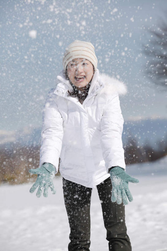 东方人,一个人,站,投,笑,微笑,露齿笑,竖图,室外,白天,正面,森林,树林,雪,植物,大雪,帽子,亚洲,仅一个年轻女性,仅一个女性,仅一个人,服装,积雪,雪景,冬季,冬天,注视,休闲装,黄种人,树,树木,衣服,蓝色,绿色,蓝天,天空,自然,手套,天,观察,看,站着,休闲,休闲服,寒冷,服饰,生长,成长,观看,察看,冰冷,关注,滑雪帽,严寒,冰凉,酷寒,凛冽,凛凛,极冷,年轻女性,女人,女性,亚洲人,抛,扔,撒,站立,掷,彩图,全身